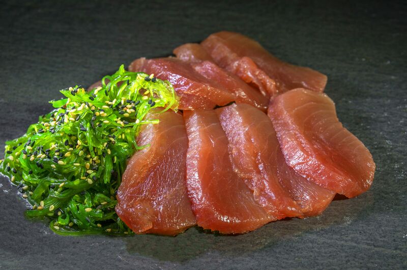 Thunfisch Sashimi mit Algensalat