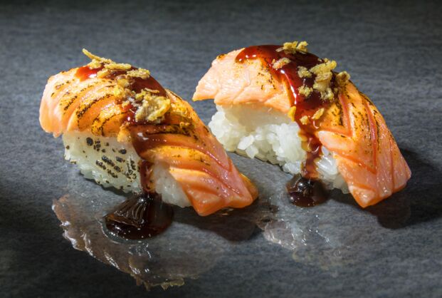 Lachs Nigiri flambiert