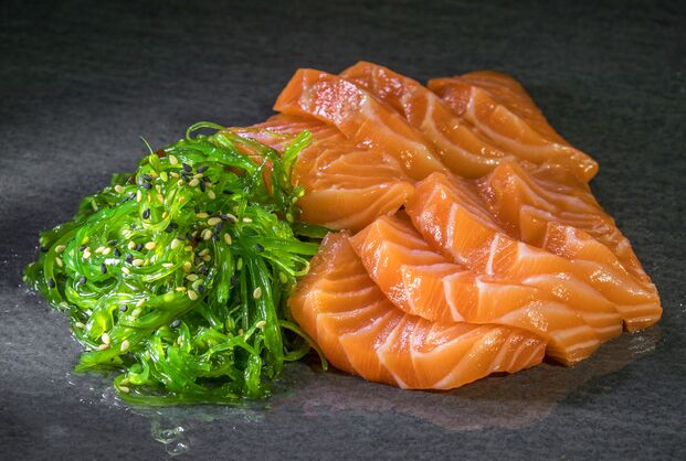 Lachs Sashimi mit Algensalat