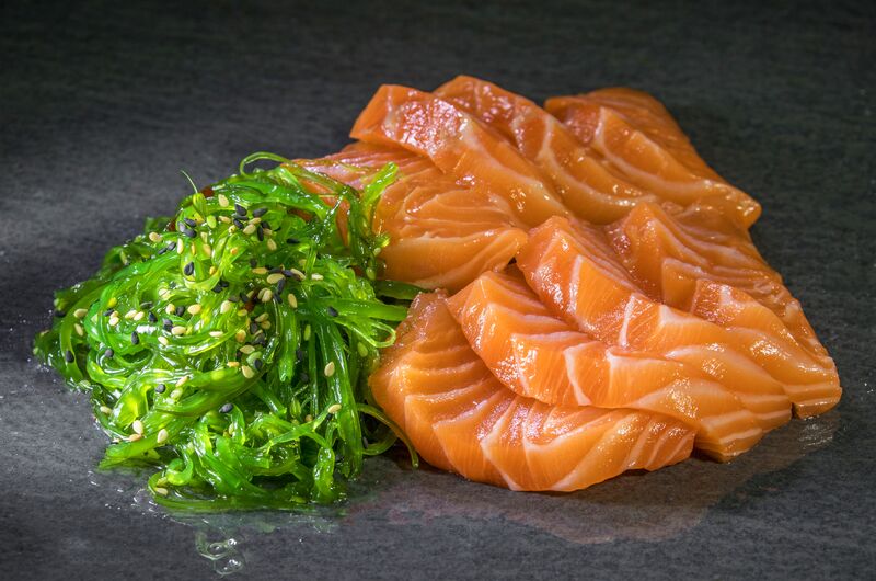 Lachs Sashimi mit Algensalat