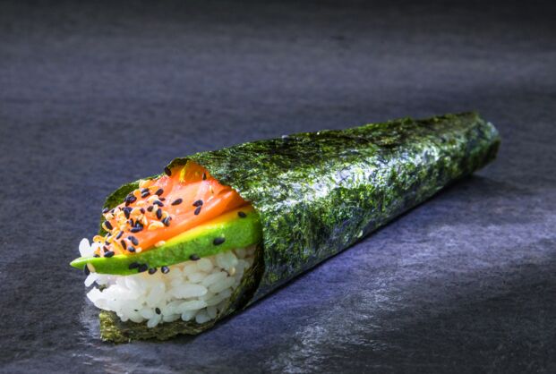 Lachs Avocado Temaki (Hand Roll)