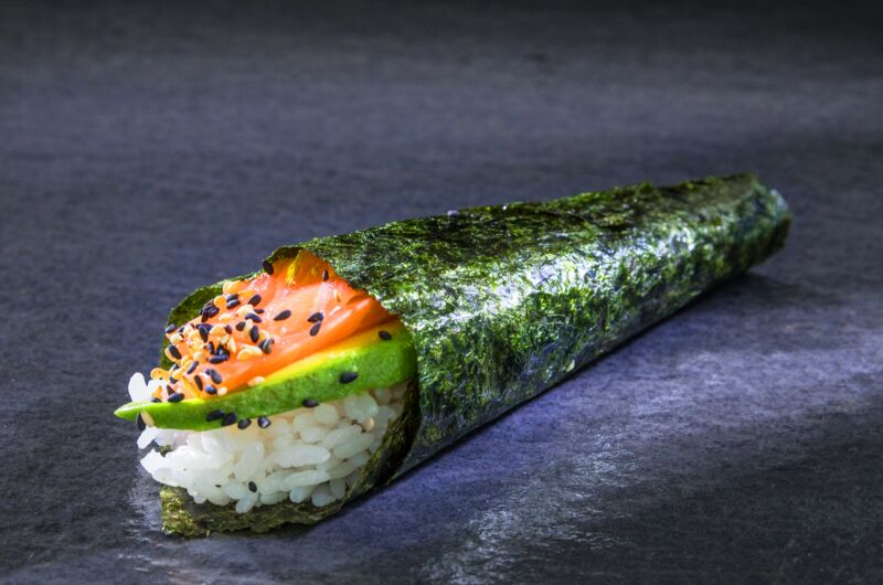 Lachs Avocado Temaki (Hand Roll)